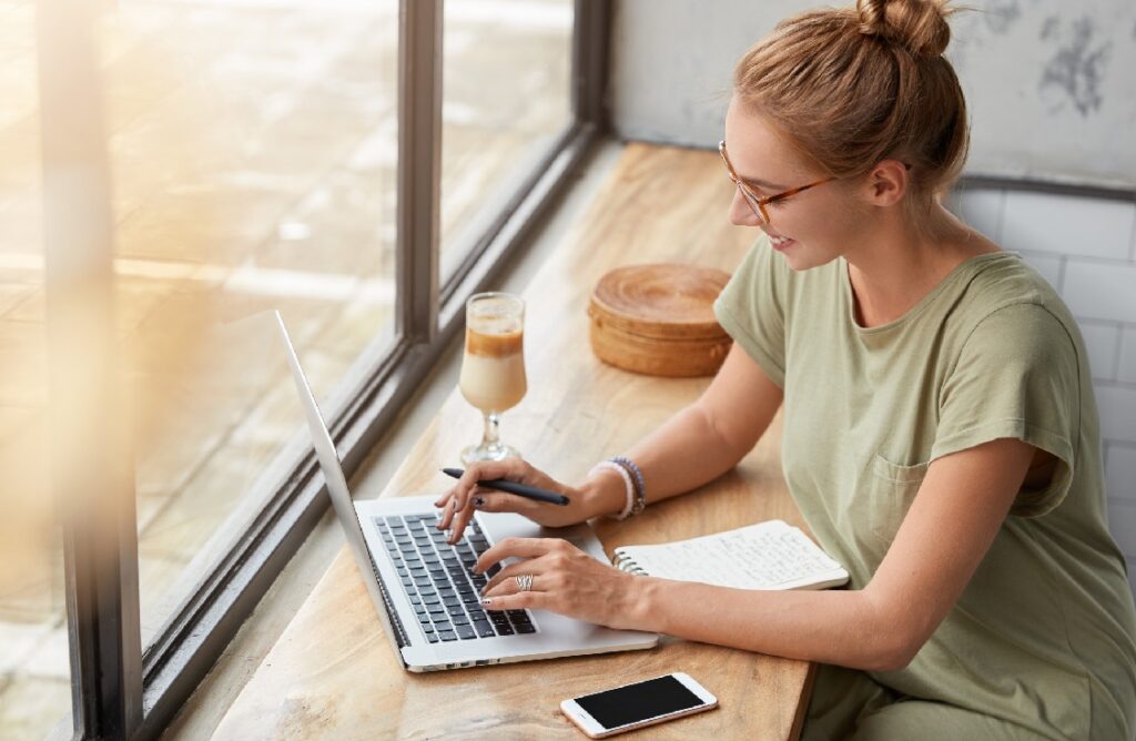Mujer feliz escribiendo
