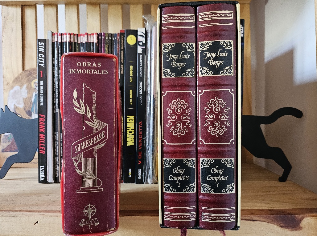 Una foto con la edición de Shakespeare y Borges