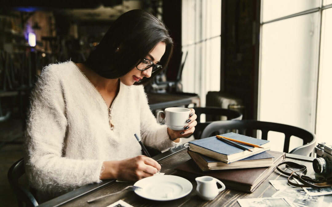 mujer en un cafe escribiendo