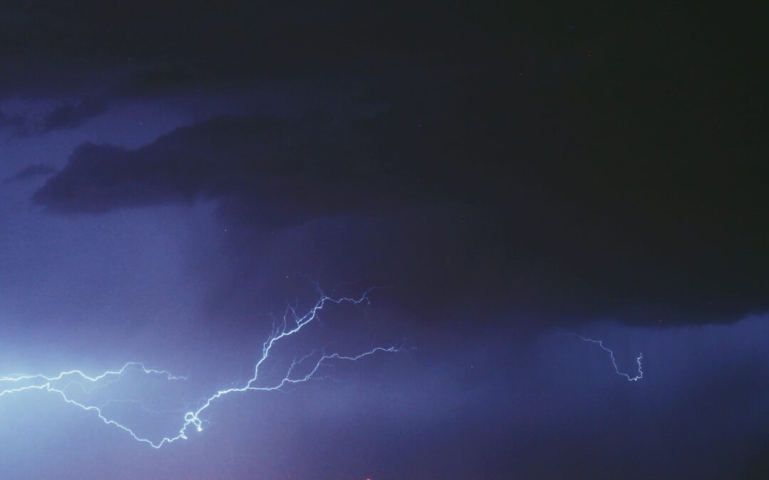 Un rayo atraviesa el cielo mostrando tormenta eléctrica